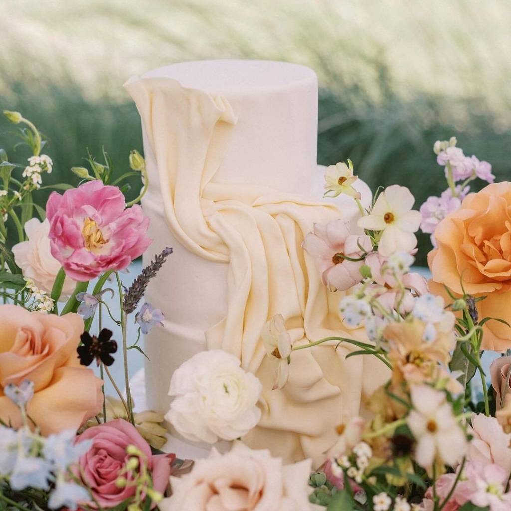 We've been spotting lots of cake meadows lately and we're obsessed! ⁠🎂💐⁠ •⁠ •⁠ Wed Society | Austin FEATURED vendors:⁠