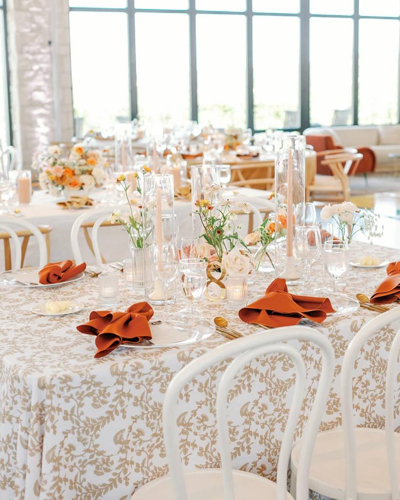 The Obergs wedding day was absolutely stunning. The linens from bbjlatavola added nice patterns and pops of orange to the