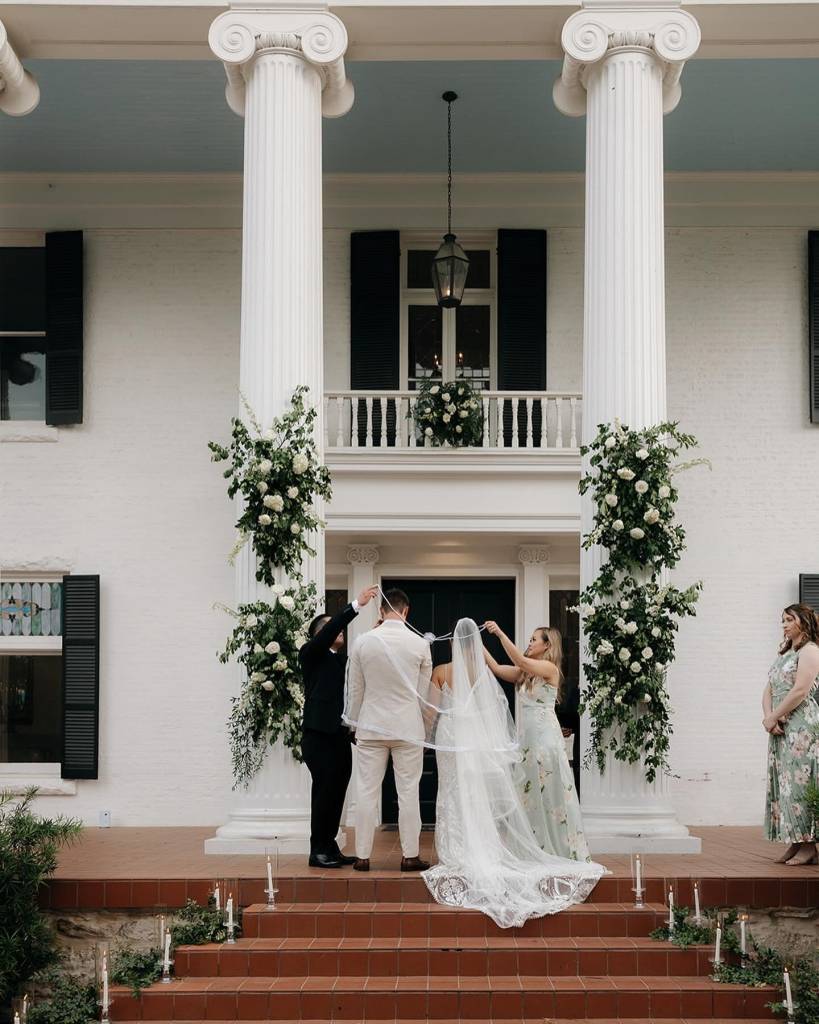 Shannon and Ben celebrated their timeless love at the historical woodbinemansion! It was a black & white affair with filipino