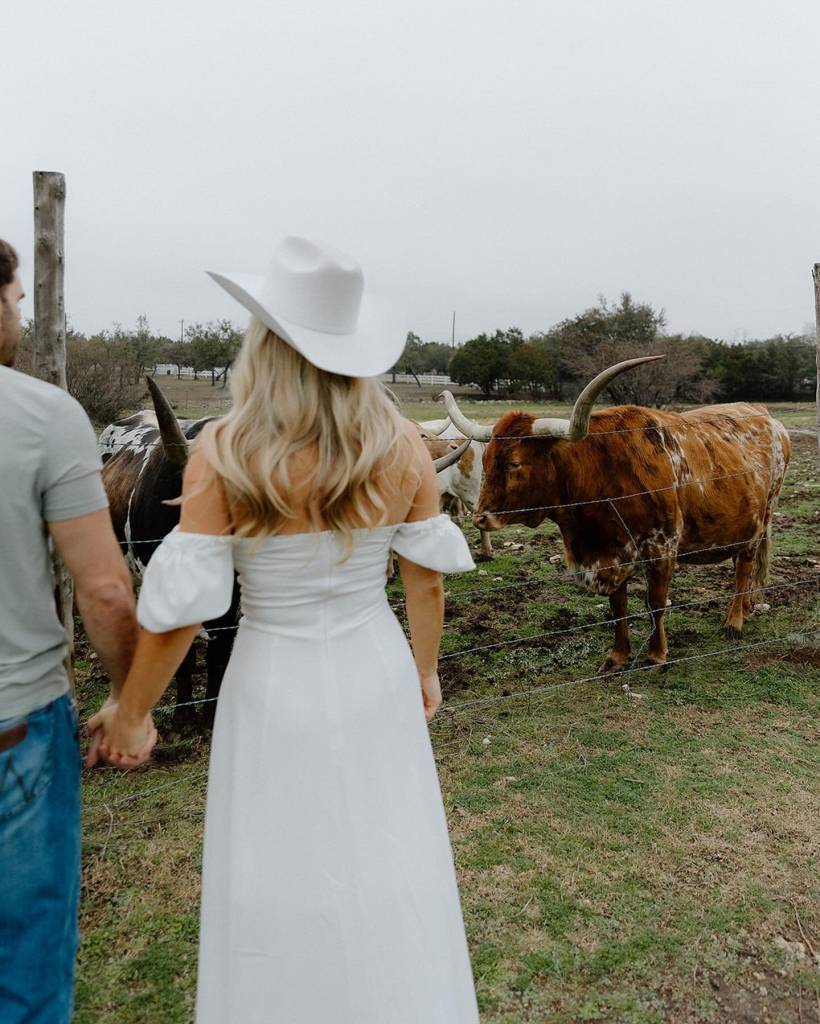 Loving this engagement shoot by amyamesphotography at the stunning theaddisongrove. Never a shortage of longhorns and love ‘round here! ⁠🐂🤘🏽
