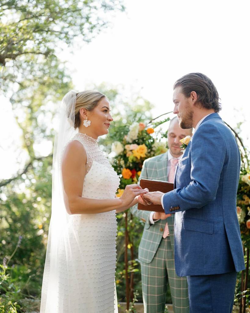 ⁠We’re obsessed with the color palette of this beautiful Spring wedding, its giving the best summer vibes! The couple enjoyed