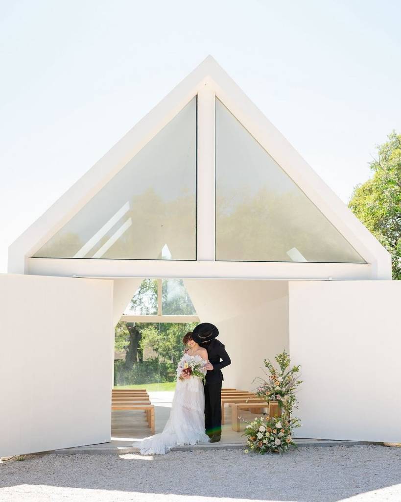 Obsessed with how allie.goodspeed.photo captured this couple! The bride’s elegant dress and the groom’s classic black cowboy hat are the