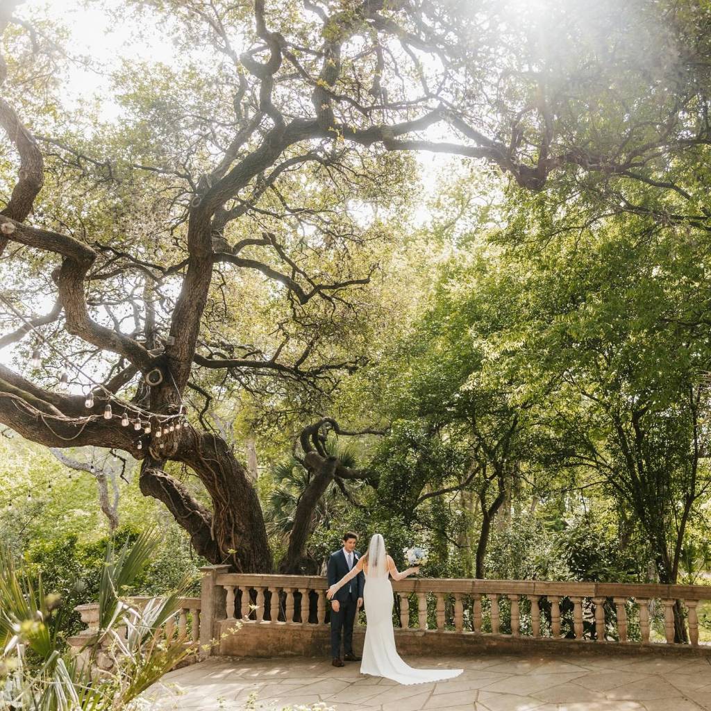 ⁠The Moffatts had a dreamy outdoor garden celebration at the beautiful contemporaryatx Laguna Gloria! Swipe to see how the pale