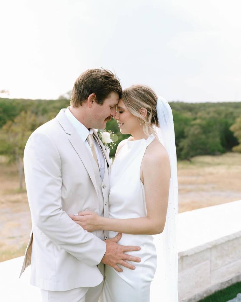 Sometimes, less truly is more! We adored this wedding at hillcountrybliss—its minimalist and understated style was effortlessly chic, classy, and