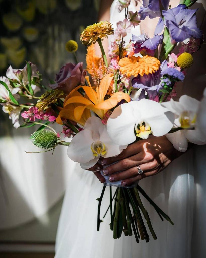 these unique and vibrant florals by mercibouquetdesign are our jam! 💐 •⁠ •⁠ Wed Society | Austin FEATURED vendors:⁠ Florals: