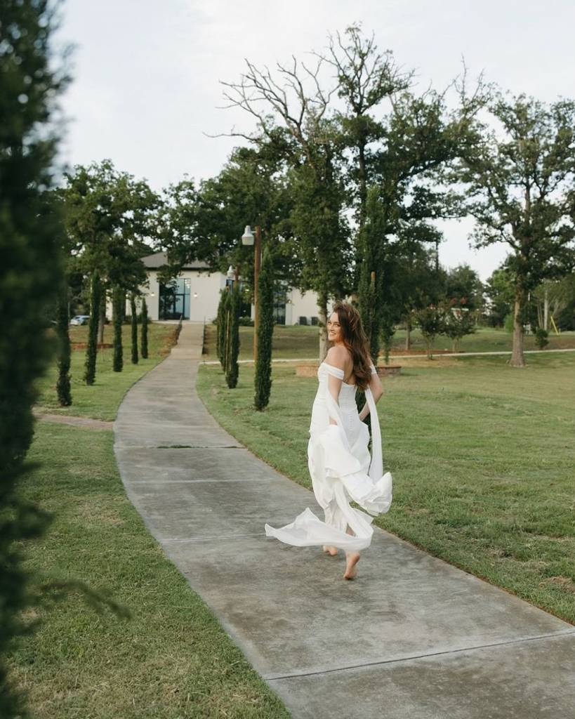 This is your sign to take your bridals at the rosebridgeestate! 👰🏻‍♀️📸 •⁠ •⁠ Wed Society | Austin FEATURED vendors:⁠