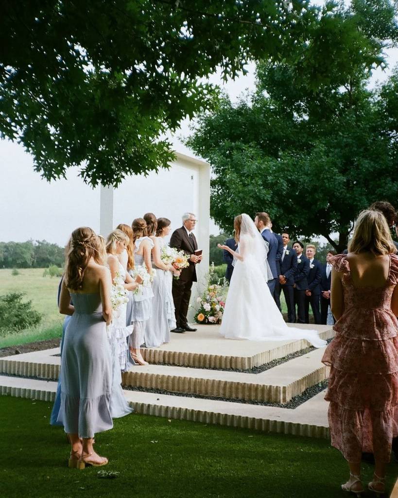 Extra! Extra! Erin & Matt are married! 📰🚨 •⁠ •⁠ Wed Society | Austin FEATURED vendors:⁠ florals: nativebloomfloral⁠ rentals: premiereeventstx