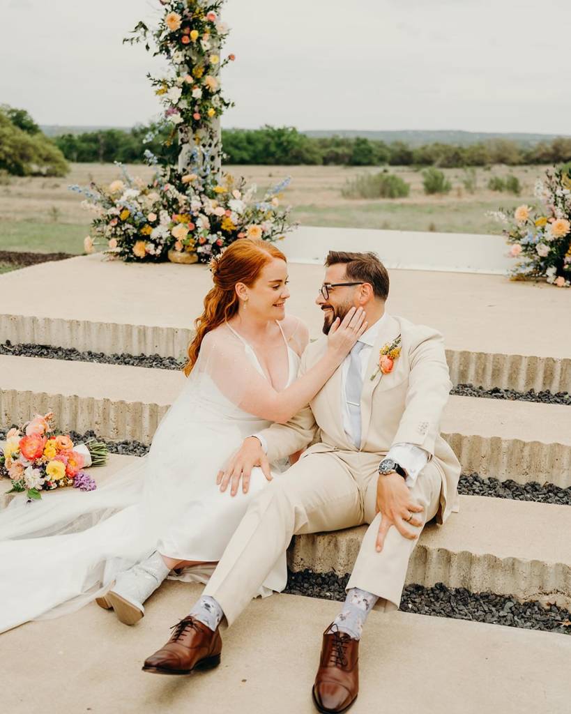 Kirsten & Cody were showered in florals and love at prospecthousetx! Swipe to see their perfect day shot by elisalopezphotos