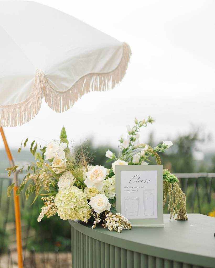 Still thinking about these whimsical garden florals thebloombartx provided for our 10th anniversary back in September! 🤍🍐 •⁠ •⁠ Wed