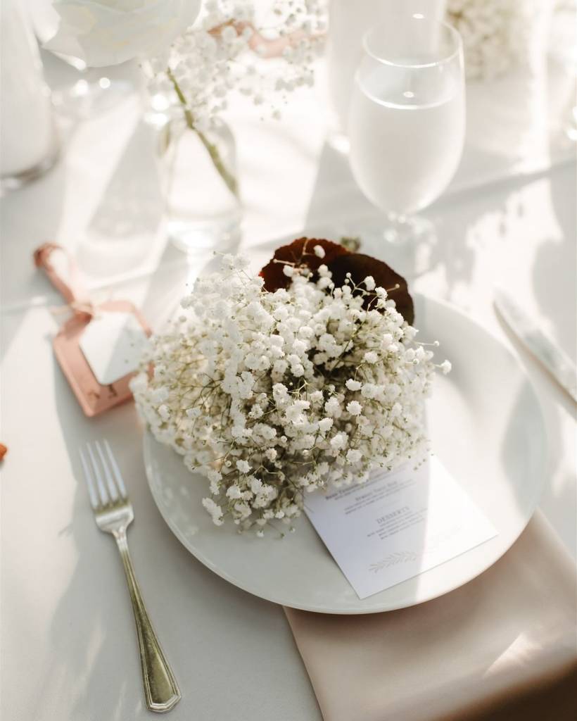 The Whitneys’ wedding was absolutely stunning, featuring a soft, neutral color palette that set the perfect tone. Delicate baby’s breath