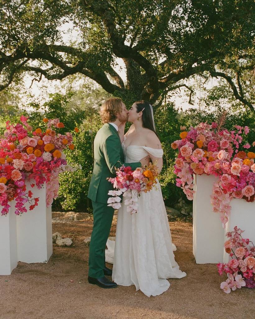 Marie and Matt’s wedding celebration was an absolute vibe! The vibrant pinks and oranges, paired with Matt’s bold green suit,