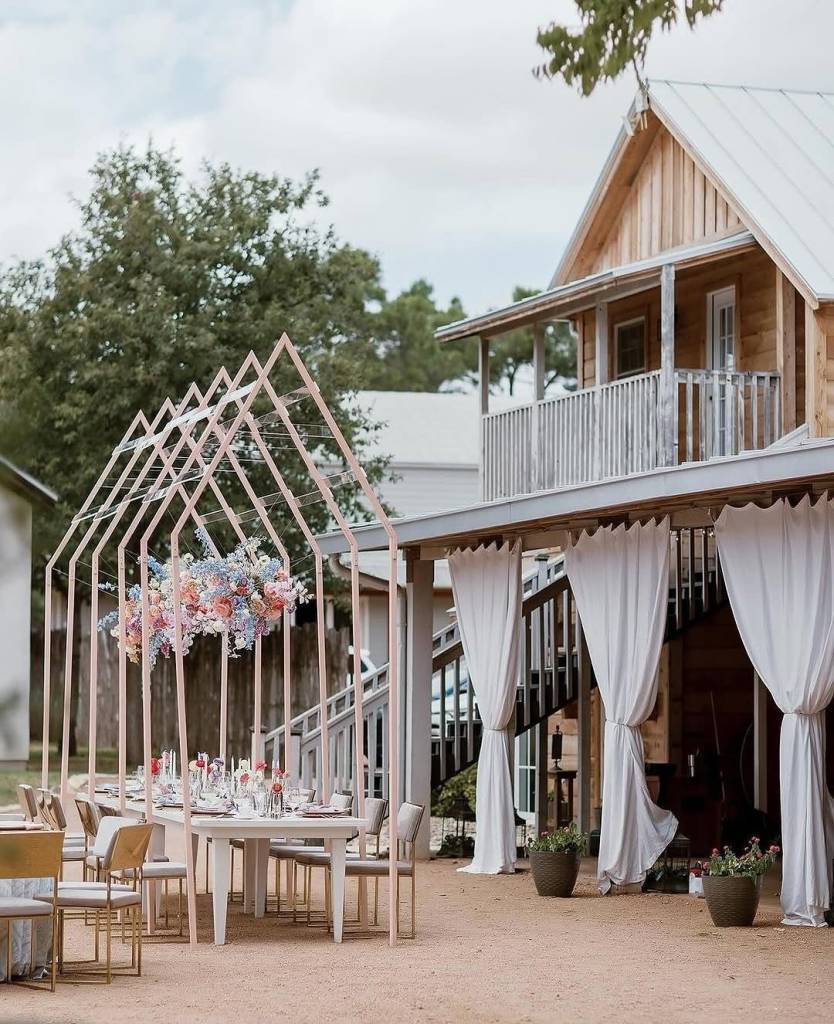 This hoffmanhausfbg transformation is an absolute favorite! The soft pastel palette beautifully complemented the venue’s rustic charm, creating a dreamy